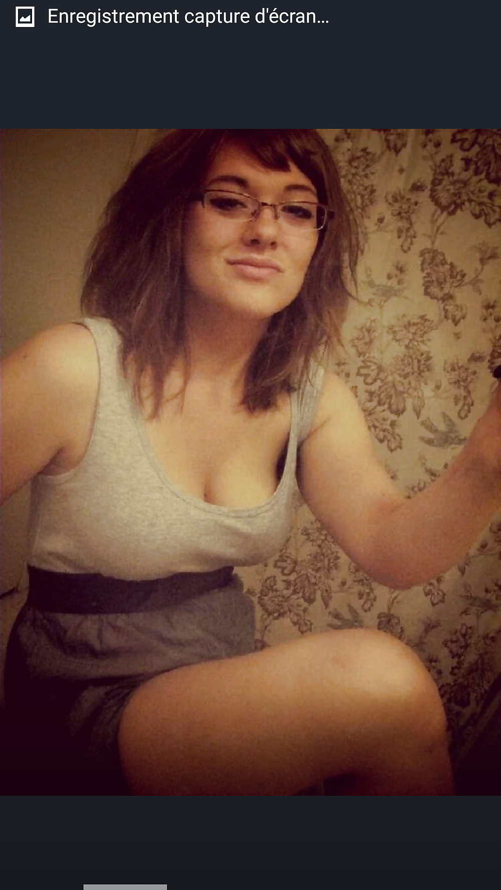 Gentille coquine toute humide cherche à faire bander un mec sans complexe mais pas seulement